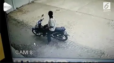 Seorang pria bermotor nekat masturbasi di depan sebuah toko. Aksi menjijikkan tersebut terekam kamera CCTV.