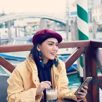 Thalita Latief kini tampil lebih memukau sejak menyandang status janda. Mantan istri Dennis Lyla ini juga makin terlihat bahagia sejak bertemu dengan kekasih barunya sekarang. Saat liburan, Thalita tampil stylish dengan busana dan topi model baret. Gayanya makin colorful dengan pemakaian anting warna-warni. (Liputan6.com/IG/@thalitalatief)