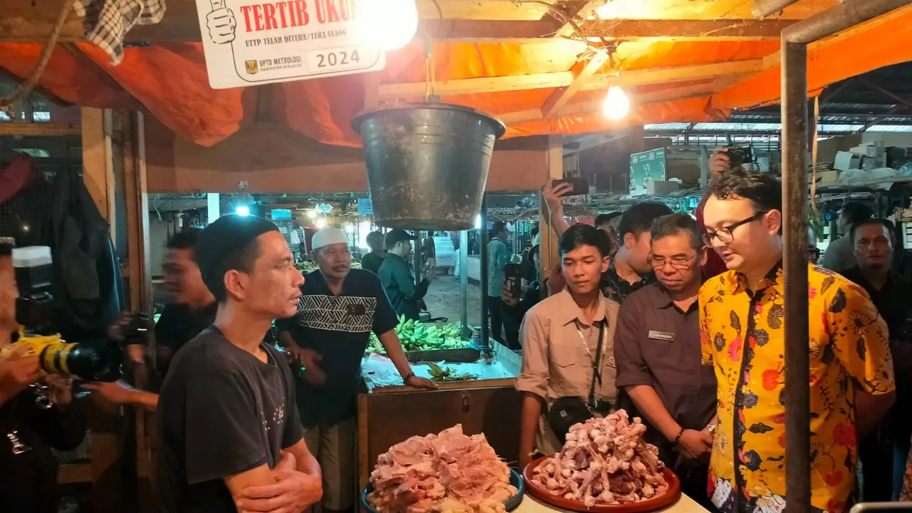 Wamendag Jerry Sambuaga saat meninjau bapokting di Pasar Cisaat Kabupaten Sukabumi (Liputan6.com/Fira Syahrin).