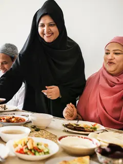 Melalui konsep “The Spice Route of Indonesia Iftar”, House of Tugu Jakarta mengajak para tamu menikmati pengalaman berbuka puasa yang terinspirasi dari jalur rempah Indonesia. [Dok/freepik.com/rawpixel.com]