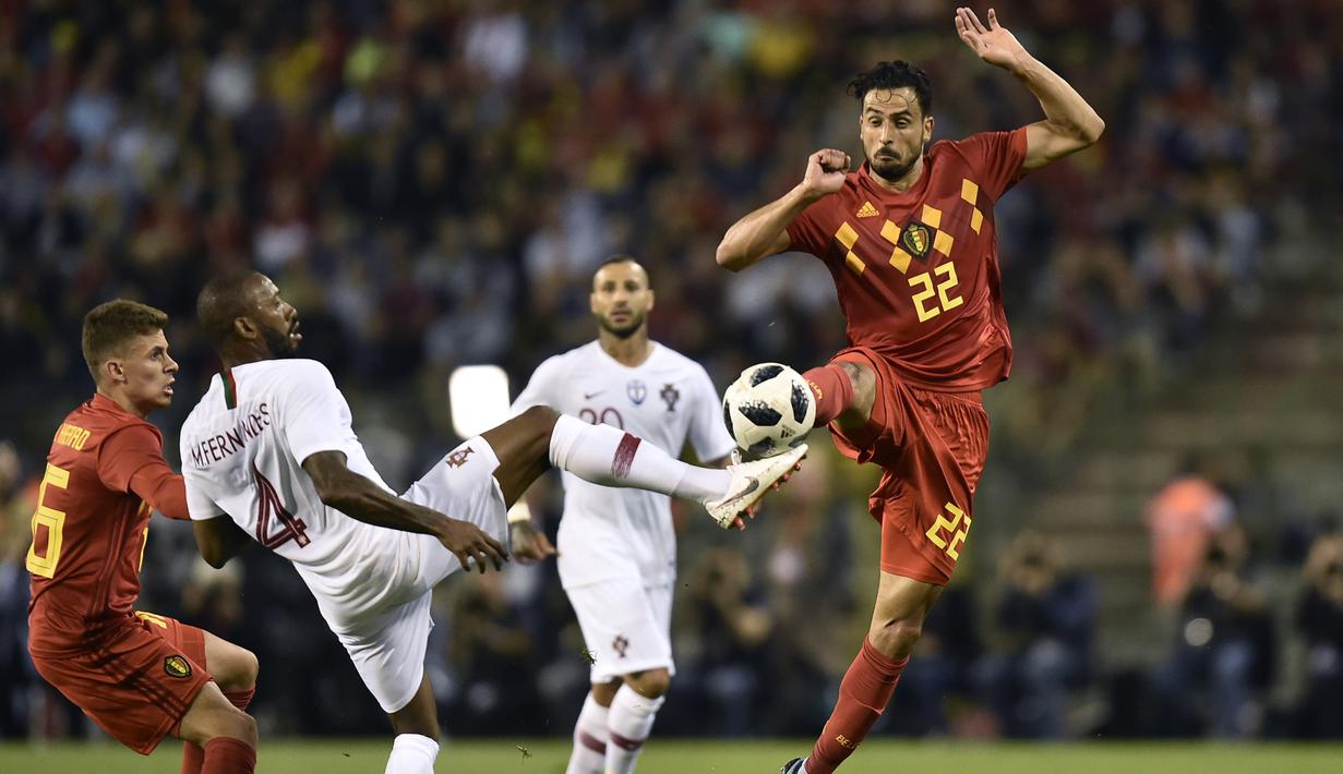 Gelandang Belgia, Nacer Chadli, berebut bola dengan gelandang Portugal, Manuel Fernandes, pada laga persahabatan di Stadion King Baudouin, Brussels, Sabtu (2/6/2018). Kedua negara bermain imbang 0-0. (AFP/John Thys)