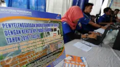 PT KAI kembali menggelar angkutan motor gratis Lebaran 2016 di Stasiun Senen, Jakarta, Sabtu (18/6). Kereta api angkutan motor gratis ini akan dioperasikan selama 6 hari saat arus mudik dan selama 7 hari operasi saat arus balik (Liputan6.com/Helmi Afandi)