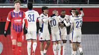 Gelandang Chelsea asal Prancis bernomor punggung 18, Christopher Nkunku (2R tersembunyi), merayakan gol pembuka bersama rekan satu timnya selama pertandingan&nbsp;Conference League antara 1 FC Heidenheim dan Chelsea FC di Heidenheim, Jerman, Jumat dini hari WIB (29/11/2024). (THOMAS KIENZLE/AFP)
