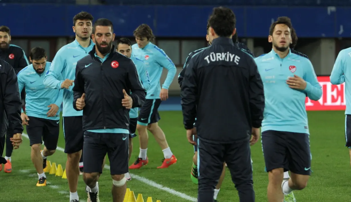 Duet gelandang Timnas Turki, Arda Turan dan Hakan Calhanoglu (kanan) serius berlatih jelang laga persahabatan melawan Austria, Rabu (30/3/2016) dini hari WIB. (Bola.com/Reza Khomaini)