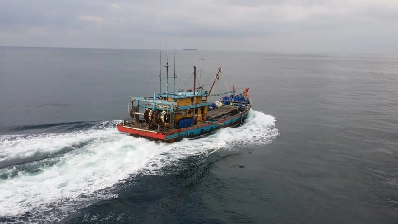 Kapal Pengawas Perikanan (KP) Orca 02 kembali menangkap 1 kapal ikan asing (KIA) Malaysia pada Jumat (21/6/2019). (Dok Kementerian Kelautan dan Perikanan)