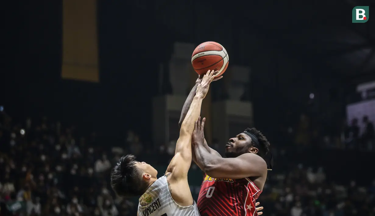 Pemain tim Merah, Tyre Jamal Robinson (kanan) berebut bola dengan pemain tim Putih, Vincent Rivaldi Kosasih saat laga IBL All Star 2022. (Bola.com/Bagaskara Lazuardi)