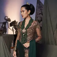 Setiap perempuan memiliki pandangan tersendiri tentang makna dari hari Kartini. Begitu juga dengan Dian Sastrowardoyo, sosok yang bisa disebut sebagai Kartini di masa kini karena segala prestasinya yang menginspirasi kaum perempuan. (Instagram/therealdisastr)