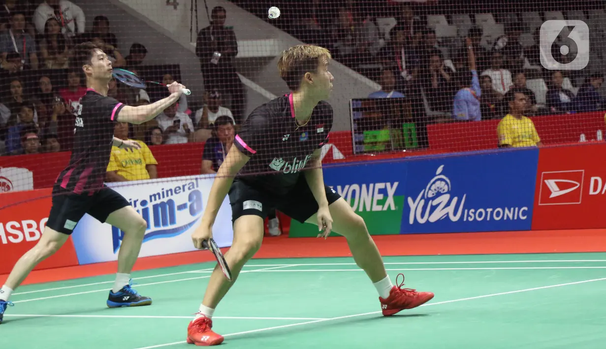 Pebulutangkis Indonesia, Kevin Sanjaya Sukamulio/Marcus Fernaldi Gideon saat melawan He Ji Ting/Tan Qiang (China) pada babak kedua ganda putra Indonesia Masters 2020 di Istora GBK, Jakarta, Kamis (16/1/2020). Kevin/Markus unggul 21-19 21-13. (Liputan6.com/Helmi Fithriansyah)