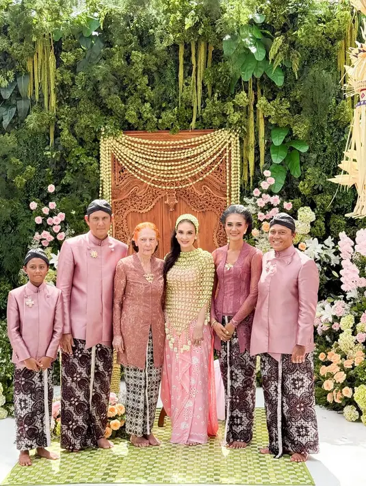 Sedangkan keluarga Luna Maya terlihat begitu manis dengan nuansa warna pink keunguan yang tampak indah. [Foto: instagram/ Ayu Dewi]