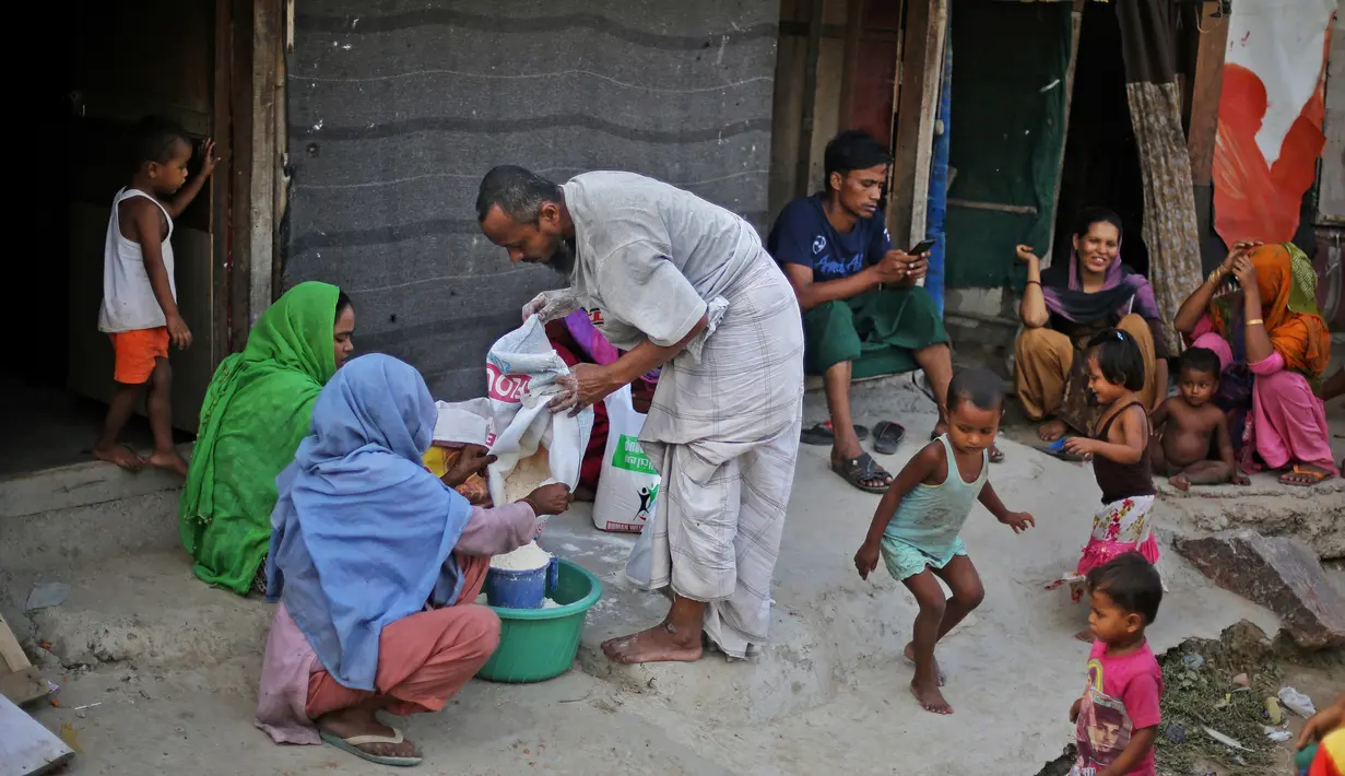 Suasana di sebuah kamp pengungsi Rohingya di New Delhi, India (12/9). Kekerasan yang dialami ratusan ribu warga Rohingya di Myanmar membuat mereka berlindung ke negara terdekat. (AP Photo/Altaf Qadri)