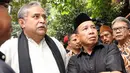Dedi Gumelar atau disapa Miing  (kanan) bersama Slamet Rahardjo mendatangi rumah duka almarhum Didi Petet di Ciputat, Tangsel, Jumat (15/5/2015). (Liputan6.com/Helmi Afandi)