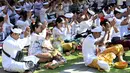 Umat Hindu berdoa untuk merayakan Hari Raya Galungan di sebuah pura, Denpasar, Bali, Rabu 17 Juni 2026. (SONNY TUMBELAKA/AFP)