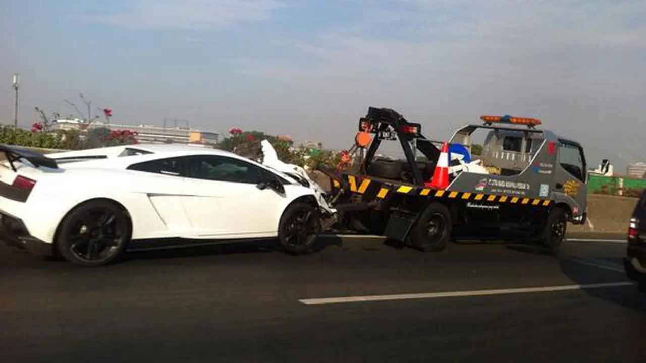 Lamborghini Tabrak Truk Hingga Terguling, Arah Bandara Macet