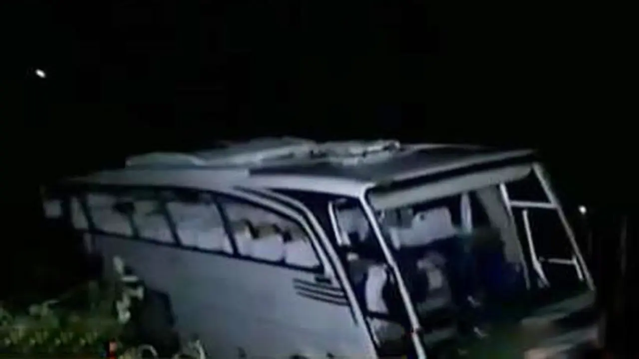 Bus Masuk Jurang