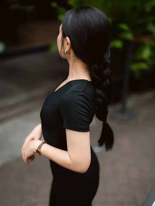 Gaya manis Prilly Latuconsina dengan outfit berwarna hitam dan rambut yang dikepang satu. [Foto: Instagram/prillylatuconsina96]