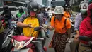 Relawan yang tergabung dalam Gerakan Jaga Indonesia aksi memyemprotkan hand sanitizer kepada pengguna jalan di Pelican Cross kawasan Thamrin, Jakarta, Senin (23/3/2020). Aksi tersebut mengajak masyarakat menjaga kebersihan tangan untuk mengurangi penyebaran Covid-19. (Liputan6.com/Faizal Fanani)