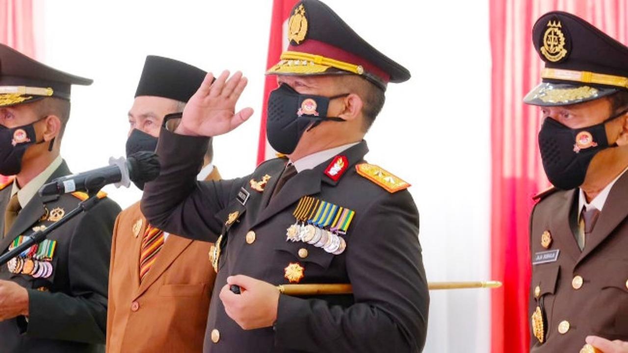 Kapolda Riau Irjen Agung Setya Imam Effendi dalam peringatan Hari Bhayangkara.