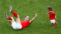 Pemain Wales, Gareth Bale, bercengkerama dengan putrinya setelah menang melawan Irlandia Utara pada laga 16 besar Piala Eropa 2016 di Parc des Princes, Paris, Sabtu (25/6/2016) malam WIB. (Reuters/Christian Hartmann)
