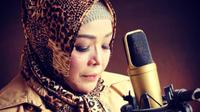 Eksis di industri musik dangdut Indonesia sejak era 1990-an, Yunita Ababiel merekam sejumlah hit yang menembus ruang dan waktu. Salah satunya “Trauma.” (Foto: Dok. Instagram @yunitaababiel)