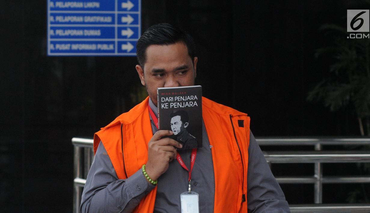 Anggota DPRD Kota Malang Syamsul Fajrih tiba Gedung KPK, Jakarta, Kamis (22/11). Syamsul terlihat menutupi wajahnya dengan buku tulisan Tan Malaka berjudul 'Dari Penjara ke Penjara'. (Merdeka.com/Dwi Narwoko)