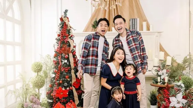 9 Gaya Kompak Keluarga Artis Rayakan Natal, Melaney Ricardo Bertema Pajama