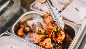 Ilustrasi makanan katering pernikahan. (dok. unsplash/Dolores Preciado)