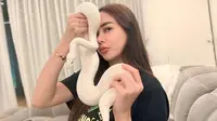 6 Potret Aura Kasih Bareng Ular Putih Peliharaannya yang Eksotis, Bikin Merinding