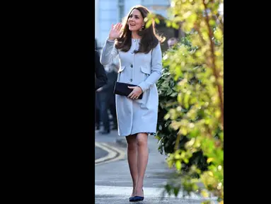 Kate Middleton saat menghadiri pembukaan Kensington Leisure Centre di London, Inggris, Senin (19/1/2015). (AFP PHOTO/Ben Stansall/POOL)