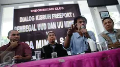 Margarito Kamis (kedua kanan) memberikan paparan saat berdiskusi mengenai kisruh Freeport di Jakarta, Minggu (6/12/2015). Dialog tersebut bertema "Pembegal UUD dan UU Minerba Vs Papa Minta Saham". (Liputan6.com/Faizal Fanani) 