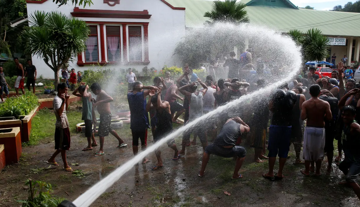 Pengguna narkoba mandi bersama di Pusat Rehabilitasi Narkoba Luzon di Pampanga, Filipina Utara pada 1 Oktober 2016. Kebijakan Presiden Duterte membuat ribuan pengguna narkoba tobat. (REUTERS/ Erik De Castro)