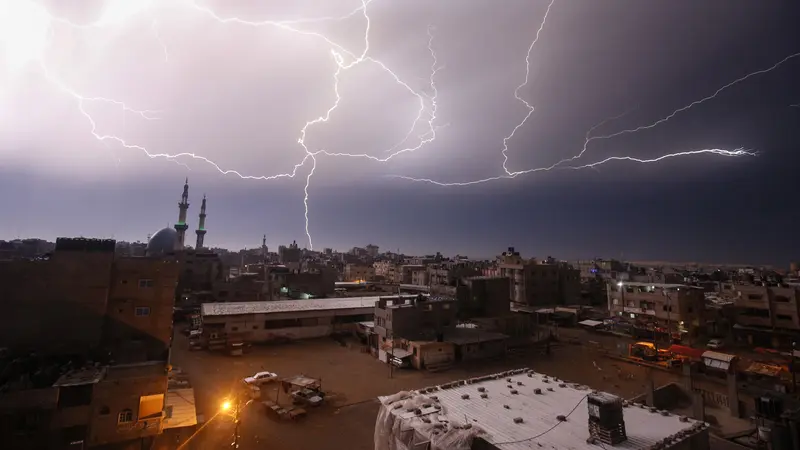 Kilat Petir Penuhi Langit Gaza