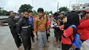 Wakil Gubernur DKI Jakarta, Djarot Saiful Hidayat meninjau ketinggian Pintu Air Manggarai, Sabtu (27/12/2014). (Liputan6.com/Miftahul Hayat)