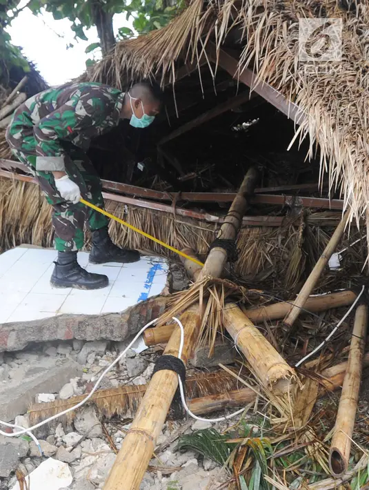 Anggota Batalyon Infanteri 315/Garudadi TNI AD melakukan  penyisiran korban tsunami di kawasan Tanjung Lesung Beach Club, Pandeglang, Banten, selasa (25/12). Penyisiran dilakukan disekitar bangunan yang roboh. (Merdeka.com/Arie Basuki)