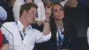 Kate Middleton dan Pangeran Harry terlihat sangat akrab saat menyaksikan pertandingan renang di Skotlandia, Senin (28/7/14). (REUTERS/Phil Noble) 
