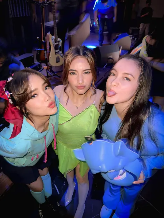 Selain itu, Fuji juga membagikan potretnya bersama selebriti lain. Di momen itu aktris Dannia Salsabilla hadir cosplay sebagai Tinker Bell dan Megan Domani tampil sebagai Genie, jin dalam film Aladdin. [Foto: Instagram/fuji_an]