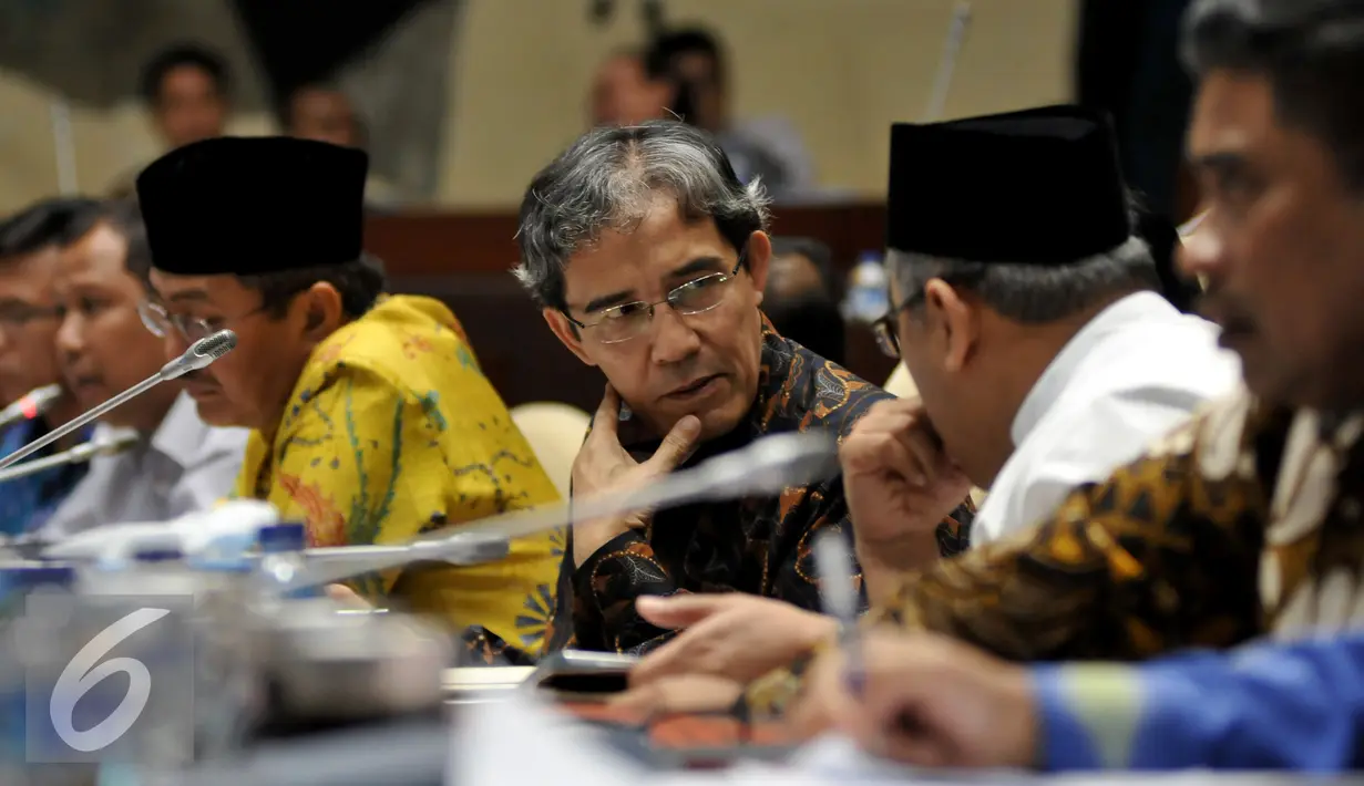 Plt Ketua KPU Hadar Nafis Gumay (tengah) saat mengikuti RDP dengan Komisi II DPR, Jakarta, Jumat (15/7). Rapat membahas Pilkada 2015 yang belum terlaksana di 3 daerah (Liputan6.com/Johan Tallo)