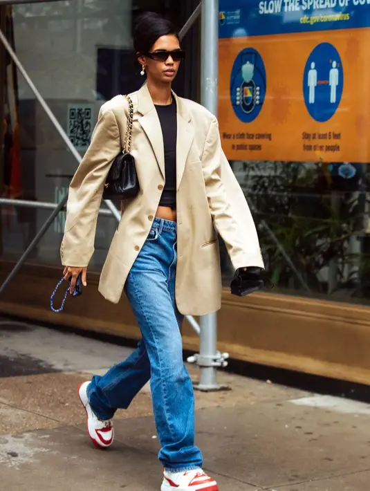 Jaket terstruktur atau blazer bisa membuat pakaian terlihat lebih menarik, sehingga tidak ada salahnya memadukan baggy jeans dengan blazer dan sneakers favoritmu. Foto: instyle.com.