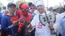 Sejumlah pendukung pasangan capres dan cawapres nomor urut 02, Prabowo Subianto dan Sandiaga Uno mengenakan kostum superhero saat mengikuti kampanye akbar di Stadion Gelora Bung Karno, Jakarta, Minggu (7/4/2019). (Liputan6.com/Herman Zakharia)