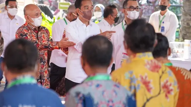Presiden Joko Widodo meninjau proses penelitian minyak makan merah di Pusat Penelitian Kelapa Sawit (PPKS), Kampung Baru, Kota Medan.