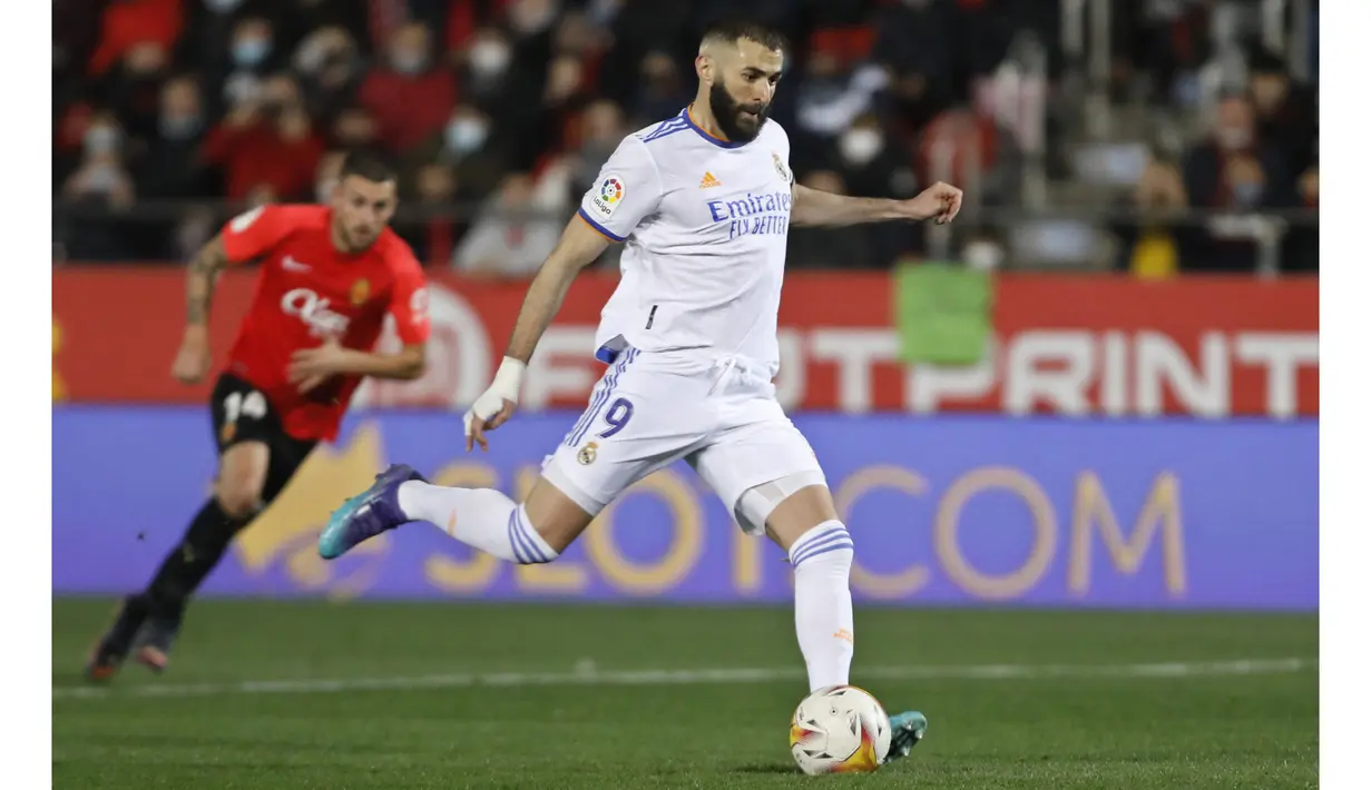 Benzema yang ditunjuk sebagai eksekutor tidak membuang peluang di depan mata dan mencetak gol kedua buat Real Madrid. (AP Photo/Francisco Ubilla)