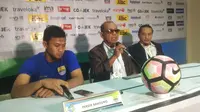 Pelatih Persib Bandung Emral Abus (tengah). (Liputan6.com/Kukuh Saokani)