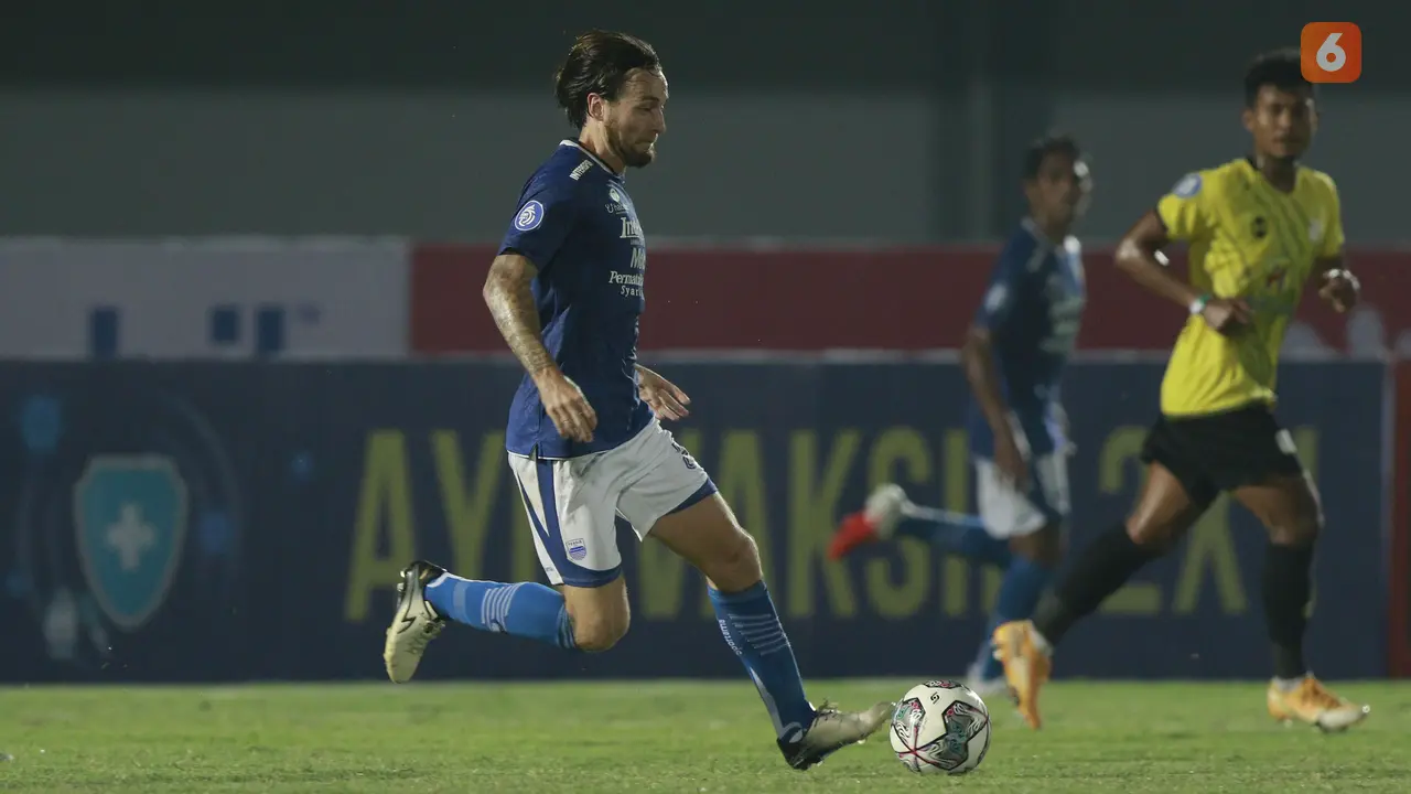 Foto: Hijrah ke Persib Bandung, Marc Klok Langsung Cetak Gol dalam Penampilan Perdana di BRI Liga 1