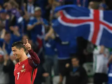 Portugal bermain imbang 1-1 melawan Islandia pada laga Grup F Piala Eropa 2016 di Stade Geoffroy Guichard, Saint-Etienne, Rabu (15/6/2016) dini hari WIB. Cristiano Ronaldo tak mampu sumbang gol. (AFP/Francisco Leong)