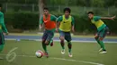 Gelandang timnas Indonesia U-23, Ilham Udin Armaiyn (kedua kanan) berebut bola saat latihan di Temasek Polytechnic, Singapura, Kamis (4/6/2015). Timnas Indonesia akan melawan Kamboja pada 6 Juni mendatang. (Liputan6.com/Helmi Fithriansyah)