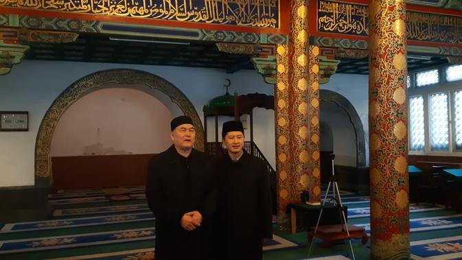 Imam muda Masjid Dongsi Hegu Yunus (kanan) dan imam senior Ali Yang Juanjun di ruang ibadah utama masjid (Rizki Akbar Hasan / )
