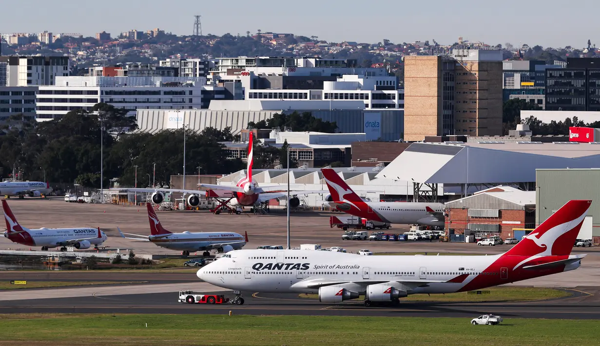 <p>Pesawat penumpang jumbo Boeing 747 terakhir milik maskapai nasional Australia Qantas bersiap untuk lepas landas di Sydney, Australia, Rabu (22/7/2020). Dengan mengudaranya penerbangan QF7474, Boeing 747 resmi dipensiunkan dari Qantas. (Xinhua/Bai Xuefei)</p>