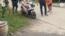 Dalam unggahannya yang menampilkan di balik layar proses syuting, Lisa terlihat fokus belajar mengendarai motor matic yang menjadi kendaraan pribadinya dalam beberapa adegan. Lisa juga dibantu oleh beberapa kru film dalam pengambilan gambar. (Liputan6.com/IG/@lalalalisa_m)