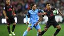 Gelandang Arsenal, Cohen Bramall, berusaha melewati gelandang Sydney FC, Joshua Brillante, pada laga persahabatan di Stadion ANZ, Sydney, Kamis (13/7/2017). Arsenal menang 2-0 atas Sydney FC. (EPA/David Moir)