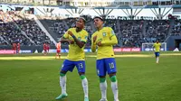 Gelandang Brasil Matheus Martins (kanan) merayakan dengan rekan setimnya Andre Dhominique setelah mencetak gol dalam pertandingan babak 16 besar Piala Dunia U-20 2023 melawan Tunisia di Stadion Diego Armando Maradona, La Plata, Argentina, Kamis (1/6/2023) dini hari WIB. (LUIS ROBAYO / AFP)