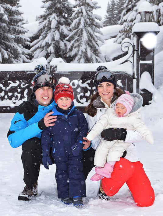 Senyum Pangeran William dan Kate Middleton berpose dengan Pangeran George dan Putri Charlotte saat liburan main ski di Pegunungan Alpen Prancis, 3 Maret 2016. Liburan ini menjadi momen pertama George dan Charlotte bermain salju. (REUTERS/John Stillwell)